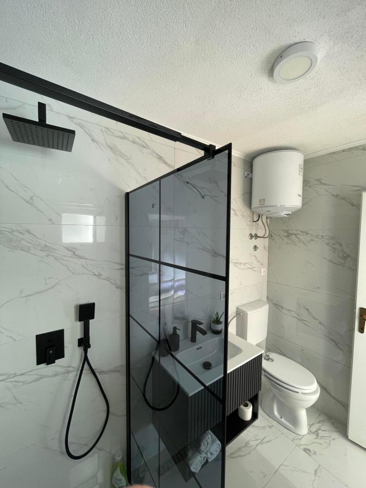 Family Apartment Near Old Town Mostar Bagian luar foto